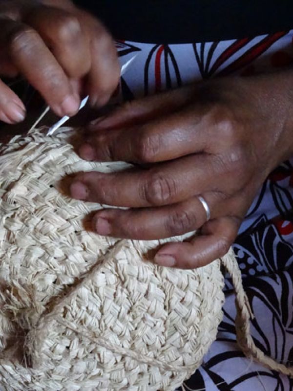 04 The band is stitched together to make a hat. The work begins at the centre of the hatcrown, continue lap after lap.