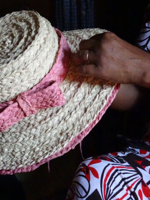 06 The pink ribbon is placed around the hat crown. Matching the edge of the brim.