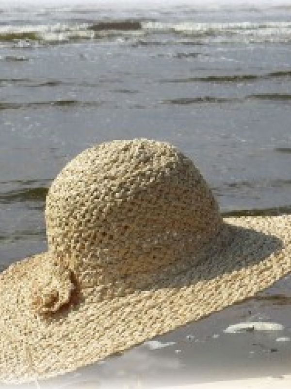 10 Flower crochet of sundried raffia palm leaves on hat braided of the same fine material.  100% handcraft of 100% natural material. Click below to find the hat in La Maison Afrique FAIR TRADE assortment.
