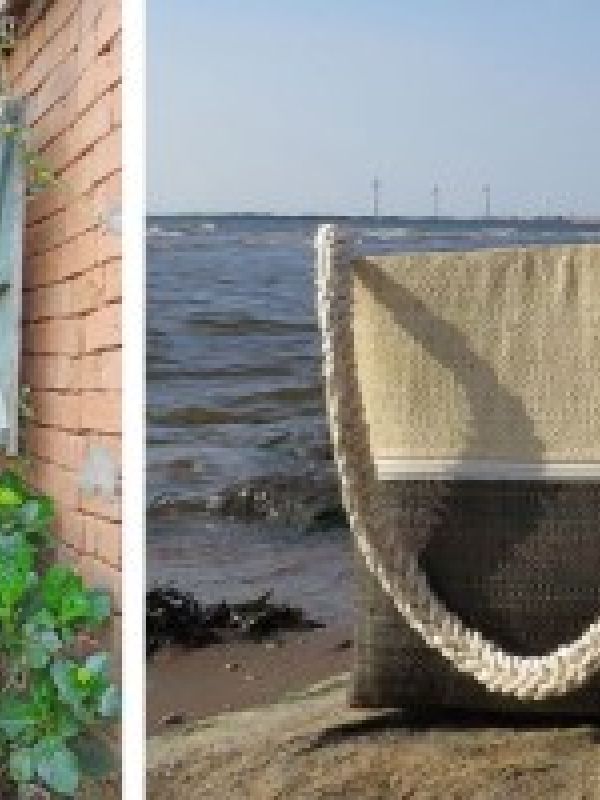 16. Handvävd raffia för väsktillverkning. Bilderna visar ännu en väska designad av hantverkaren och designern Mme Hanta tillsammans med La Maison Afrique FAIR TRADE. Väskan har utsida av handvävd raffia; färgad och naturvit. På foto till vänster Mme Hanta i sin ateljé på den madagaskiska landsbygden. I ateljén är de tre kvinnor och två män som fortsätter en familjetradition inom korghantverk. Klicka nedan för mer information och beställning.