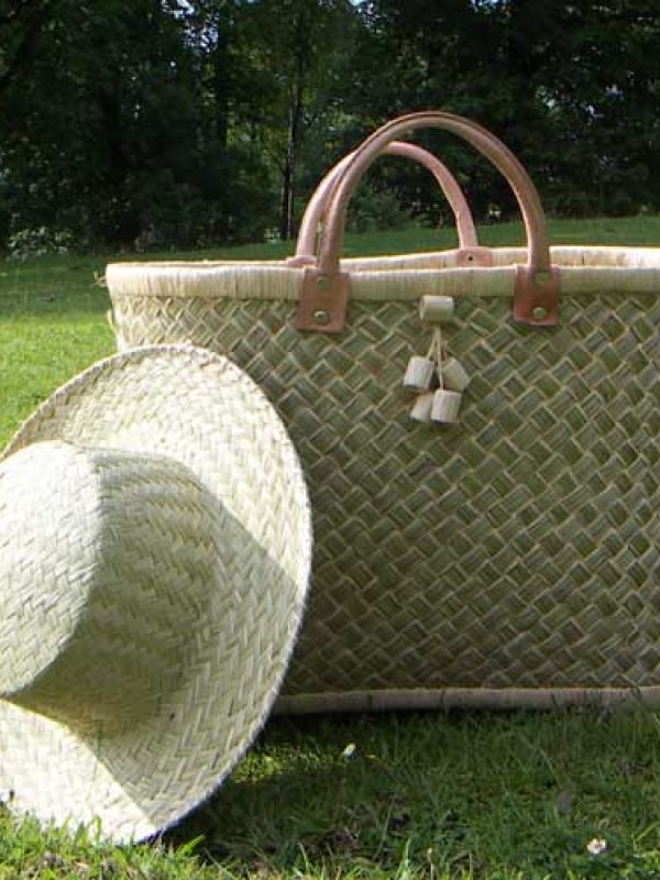 5. The hat shows the result of plaiting Haravola without other naturalfibres included. The basket shows the result of inserting a naturewhite raffia palm leaf around the edge of each bundle of grass while plaiting. 